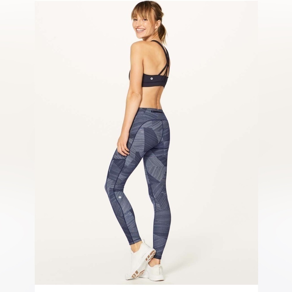 LULULEMON Speed Up Tight *Full-On Luxtreme 28"
Etch Hail Midnight Navy sz 4
